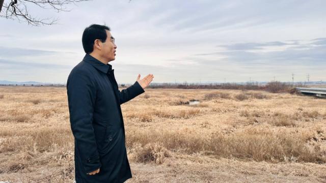 ▲양기대 전 국회의원(전 광명시장)이 화성시 화옹지구를 찾아 현장을 살펴보며 경기국제공항 추진을 둘러싼 갈등 해법에 대해 고민하고 있다. (양기대 전 국회의원  )
