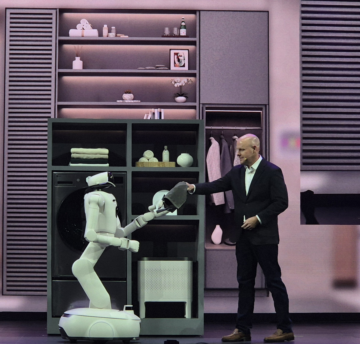 ▲'LG 클로이드'가 세탁물을 건네받고 있다. (박민웅 기자 pmw7001@)