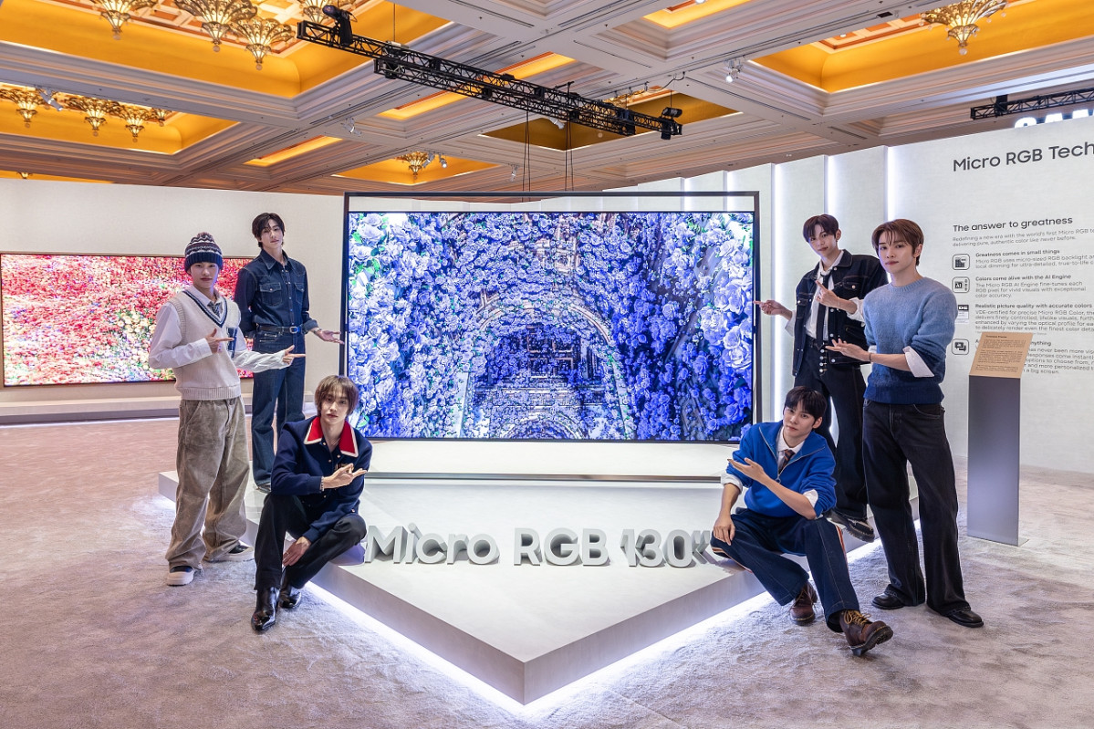 ▲K팝 아티스트 라이즈(RIIZE)가 삼성전자 '더 퍼스트룩' 단독 전시관에서 세계 최초 '130형 마이크로 RGB TV'를 소개하고 있다. (자료제공=삼성전자)