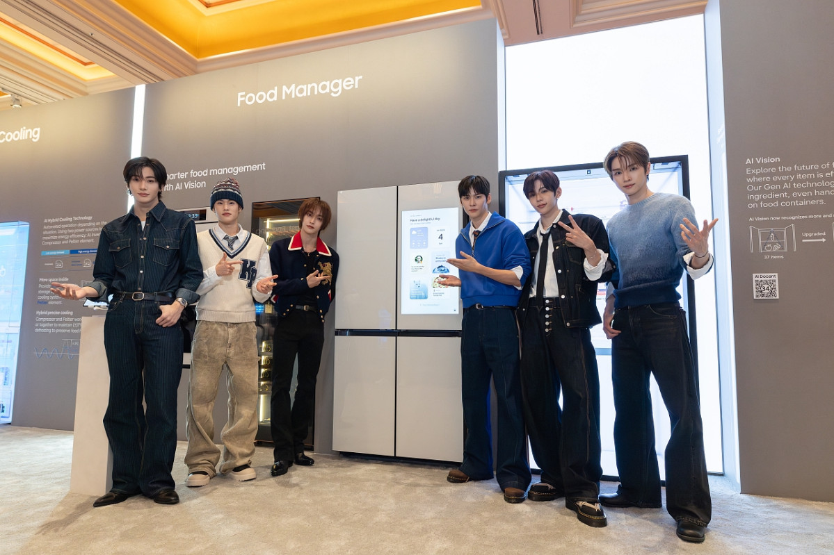 ▲K팝 아티스트 라이즈(RIIZE)가 삼성전자 '더 퍼스트룩' 단독 전시관에서 구글의 최신 AI 모델 '제미나이(Gemini)'를 탑재한'비스포크 AI 패밀리허브' 냉장고를 소개하고 있다. (자료제공=삼성전자)