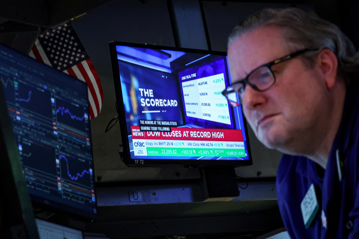 ▲뉴욕증권거래소에서 5일(현지시간) 트레이더가 주가를 살피고 있다. 뉴욕/로이터연합뉴스