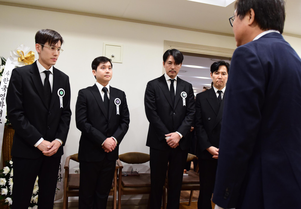 ▲최휘영 문화체육관광부 장관이 5일 별세한 배우 안성기의 서울성모병원 빈소를 조문하고 있다. 왼쪽은 고인의 아들들, 오른쪽은 배우 정우성과 이정재. (사진공동취재단)