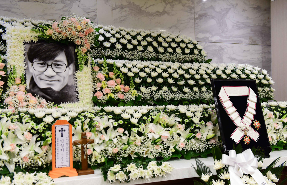 ▲5일 별세한 배우 안성기의 서울성모병원 빈소에 훈장이 놓여 있다. 정부는 고인에게 대중문화예술 분야의 최고 영예인 금관문화훈장(1등급)을 추서했다. (사진공동취재단)