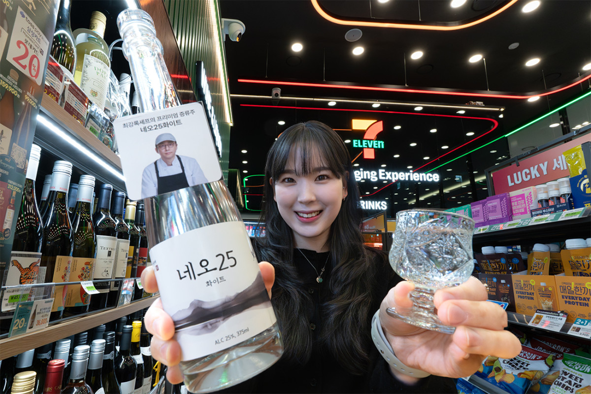 ▲편의점 세븐일레븐이 최강록 셰프의 미식 문화를 주류 카테고리까지 확장해 '최강록 네오25화이트'를 선보인다. (사진제공=코리아세븐)