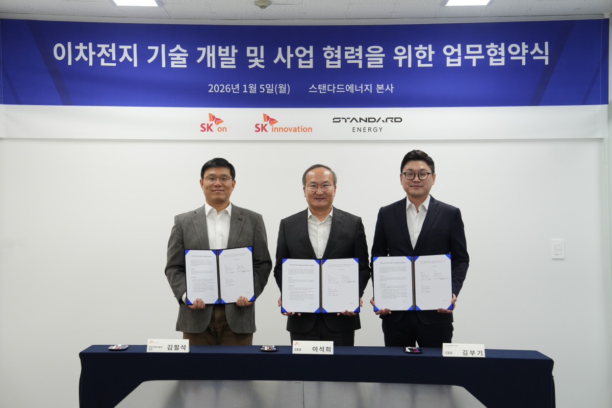 ▲이석희 SK온 사장(가운데), 김필석 SK이노베이션 환경과학기술원장(왼쪽)과 김부기 스탠다드에너지 대표가 5일 대전 대덕구 스탠다드에너지 본사에서 ‘이차전지 기술 개발 및 사업 협력을 위한 업무협약식’ 체결 후 기념 촬영을 하고 있다.  (사진= SK온)
