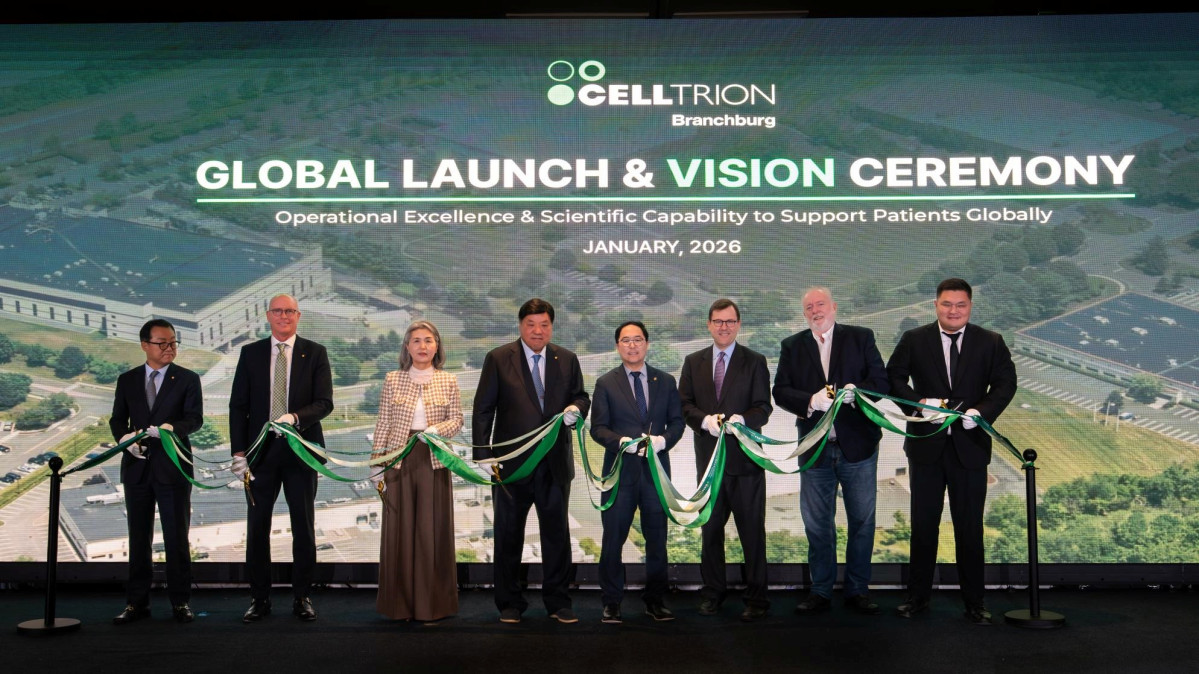 ▲왼쪽부터 기우성 셀트리온 부회장, 토드 윙지 셀트리온 브랜치버그 대표이사, 박경옥 셀트리온홀딩스 수석 부회장, 서정진 셀트리온그룹 회장, 앤디 김 연방 뉴저지 상원의원, 토마스 킨 주니어 연방 뉴저지 하원의원, 토마스 영 브랜치버그 타운십 시장, 서준석 셀트리온 북미본부 본부장이 5일(현지시간) 미국 뉴저지주 브랜치버그에 위치한 생산시설에서 개소식을 개최했다. (사진제공=셀트리온)