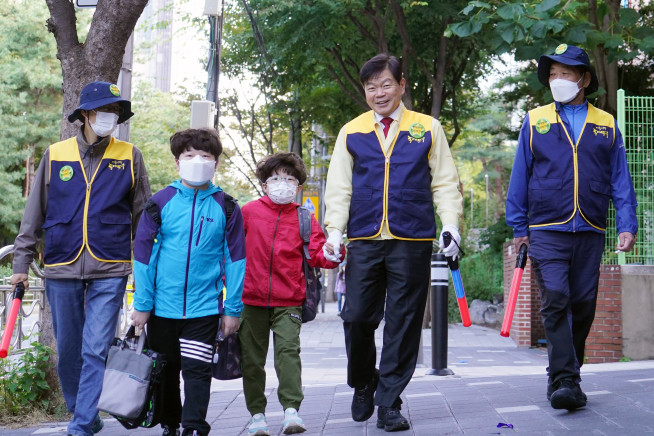 ▲이필형(오른쪽 두 번째) 동대문구청장이 통학도우미 활동에 참여하고 있다.  (사진제공=동대문구)