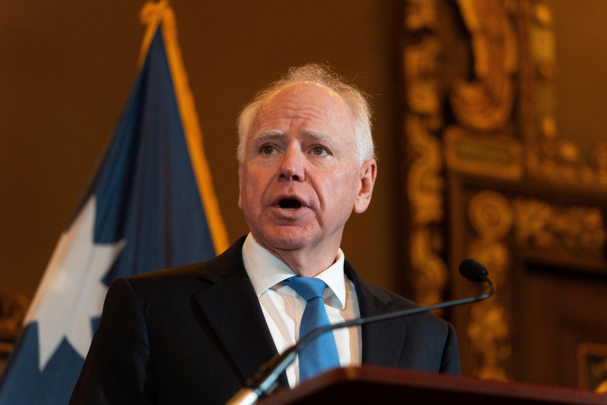 ▲5일(현지시간) 미국 미네소타주 세인트폴에 있는 미네소타주 의사당에서 팀 월즈 미네소타 주지사가 선거 불출마 선언을 하고 있다. (미네소타/로이터연합뉴스)