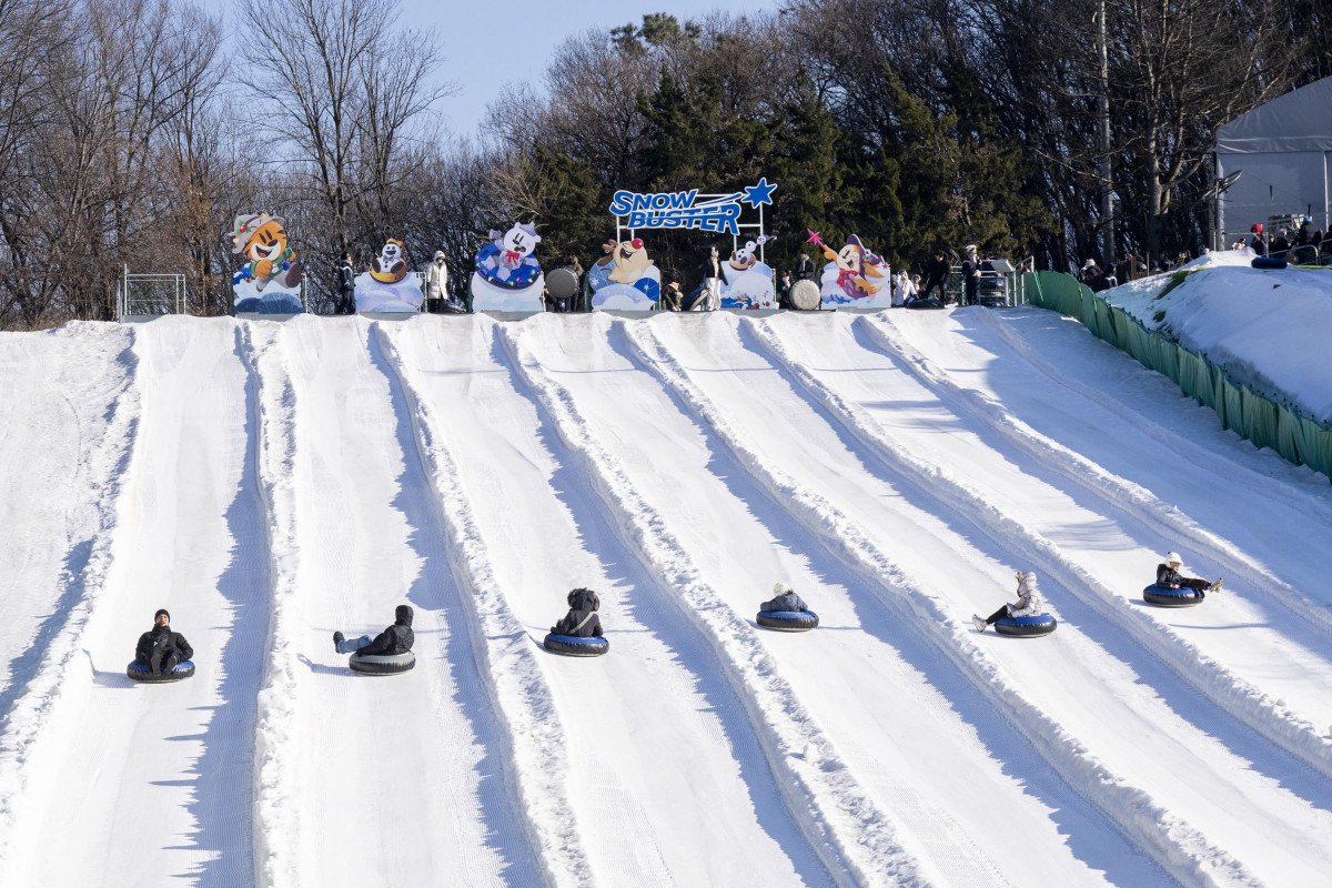 ▲에버랜드 눈썰매장 스노우 버스터 레이싱코스를 즐기고 있는 사람들 (사진제공=삼성물산리조트부문)