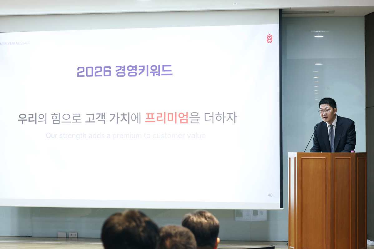 ▲5일 경기도 성남시 코스맥스 사옥에서 열린 2026년 시무식에서 이병만 코스맥스 대표이사(부회장)가 신년사를 발표하고 있다. (사진제공=코스맥스)