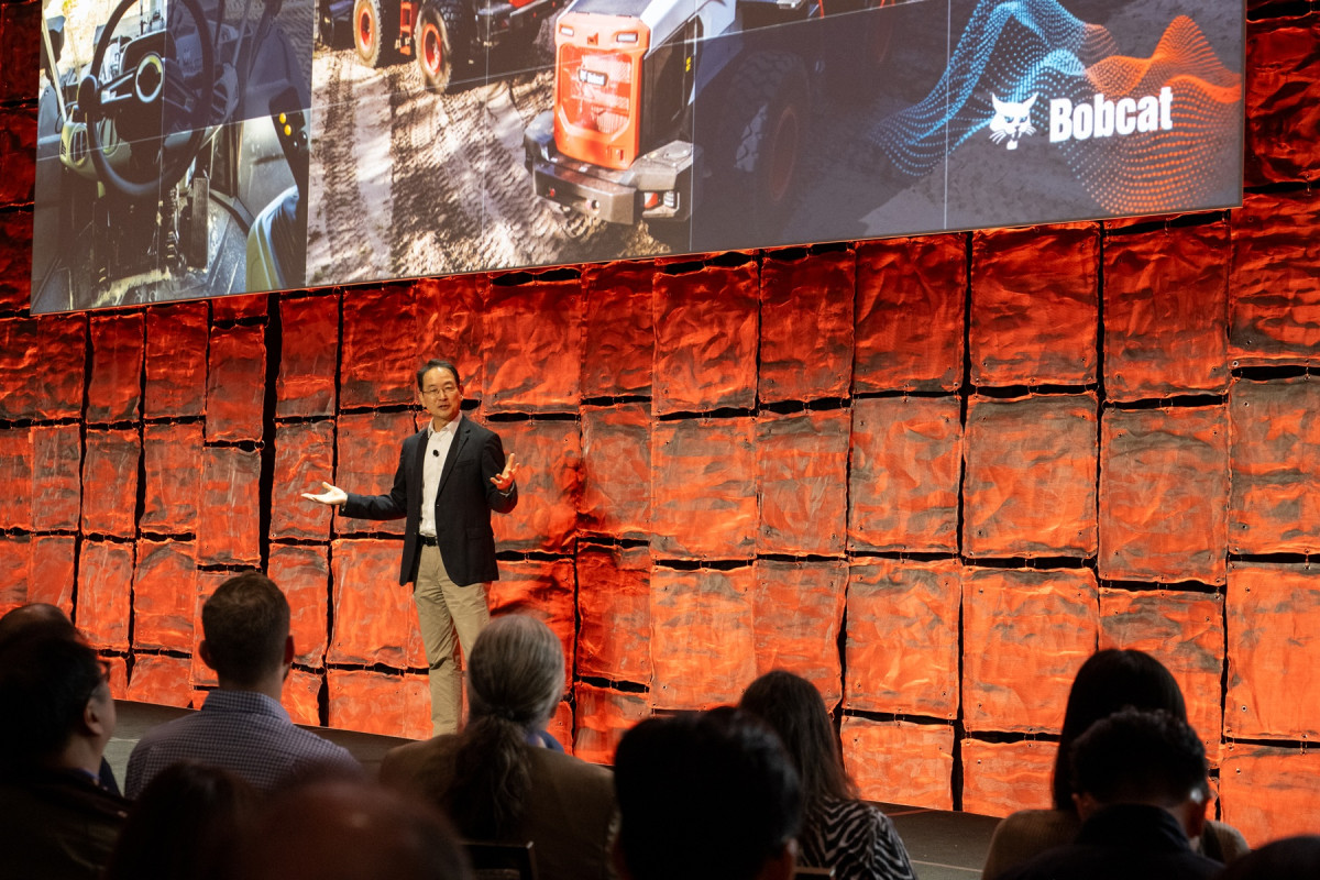 ▲스캇 박 두산밥캣 대표가 5일(현지시간) CES 2026 미디어데이에서 차세대 건설장비기술에 대해 설명하고 있다. (사진제공=두산밥캣)