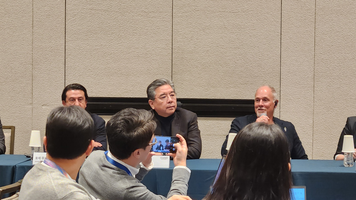 ▲장재훈 현대차그룹 부회장이 5일(현지시간) 미국 라스베이거스 만달레이 베이 컨벤션센터에서 진행된 현대차 미디어데이 Q&A에서 답변하고 있다. 김채빈 기자 @chabi.