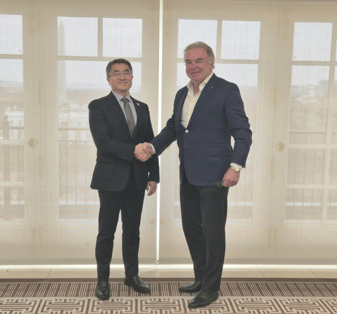 ▲남궁홍 삼성E&A 사장(왼쪽)과 사이먼 그린쉴즈(Simon Greenshields) 와바시 밸리 리소스 이사회 의장이 행사에서 기념 촬영을 하고 있다. (사진제공=삼성E&A)