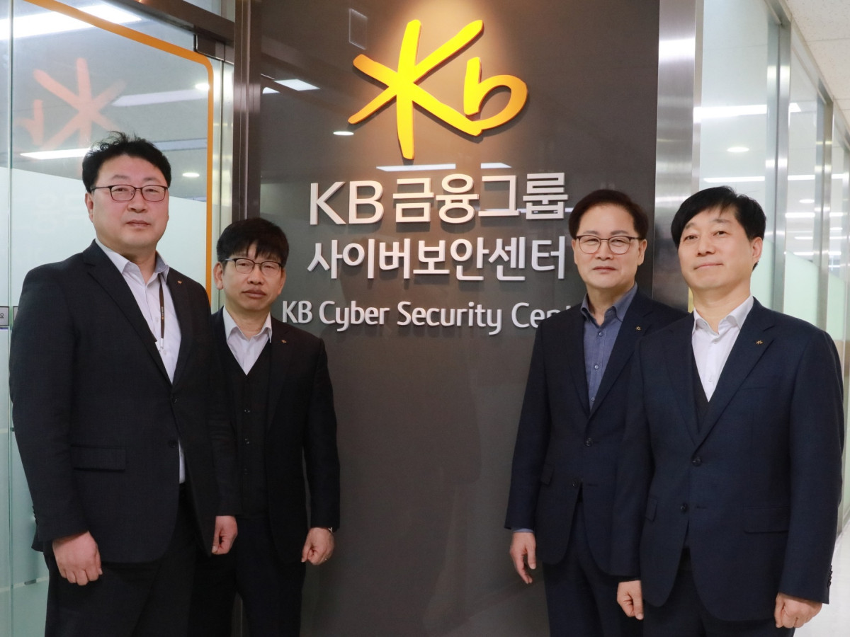 ▲(왼쪽부터) 이재용 KB금융 사이버보안센터장과 박정호 KB국민은행 테크인프라본부장, 최석문 KB금융 준법감시인, 신동철 KB데이타시스템 그룹사사업본부 상무가 5일 서울 여의도에서 열린 '사이버보안센터' 현판식에서 기념촬영을 하고 있다. (사진제공=KB금융)