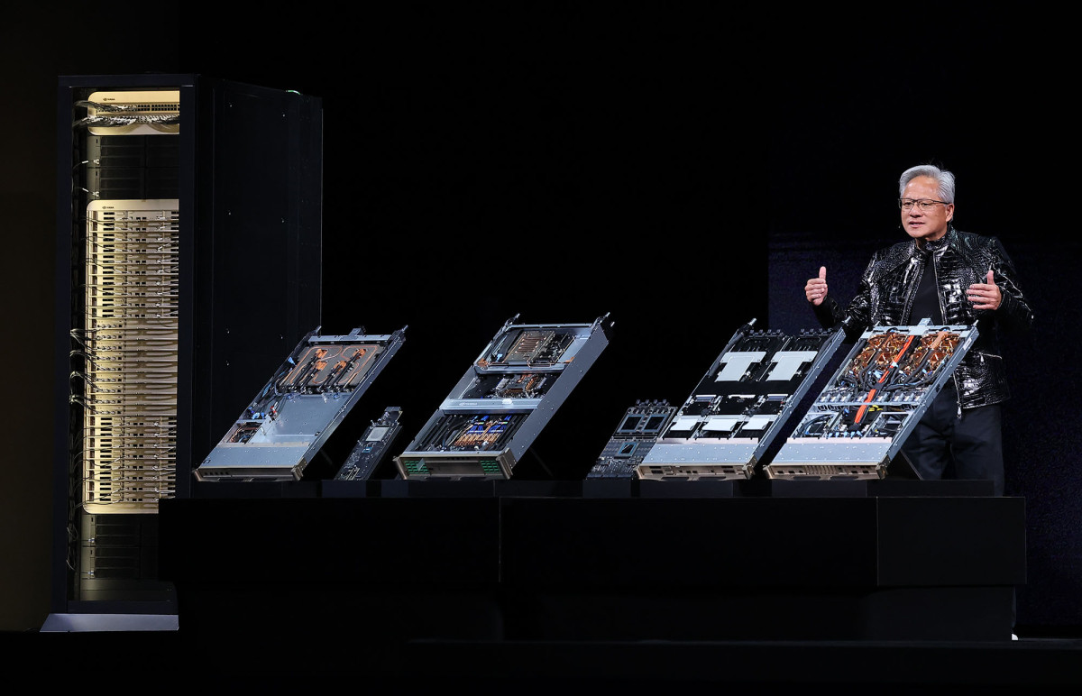 ▲젠슨 황 엔비디아 CEO가 5일(현지시간) 미국 네바다주 라스베이거스 퐁텐블로 호텔에서 열린 엔비디아 CES 2026 라이브에서 차세대 그래픽처리장치(GPU)루빈 GPU를 선보이고 있다. (연합뉴스)
