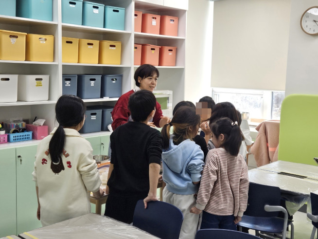 ▲서울 서초구 우면열린문화센터 내 초등키움센터에서 쿠킹 프로그램을 진행하는 모습.  (사진=정용욱 기자 dragon@)