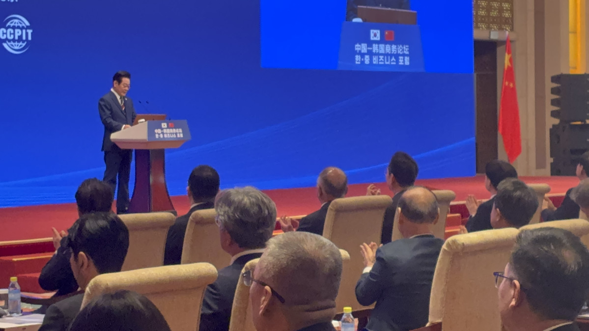 ▲5일 이재명 대통령의 방중 기간 열린 한·중 비즈니스 포럼에서 이대통령이 발언하는 가운데 최병오 패션그룹형지 회장(무대로부터 두 번째줄 우측 두 번째)이 박수를 치고 있다. (사진제공=패션그룹형지)