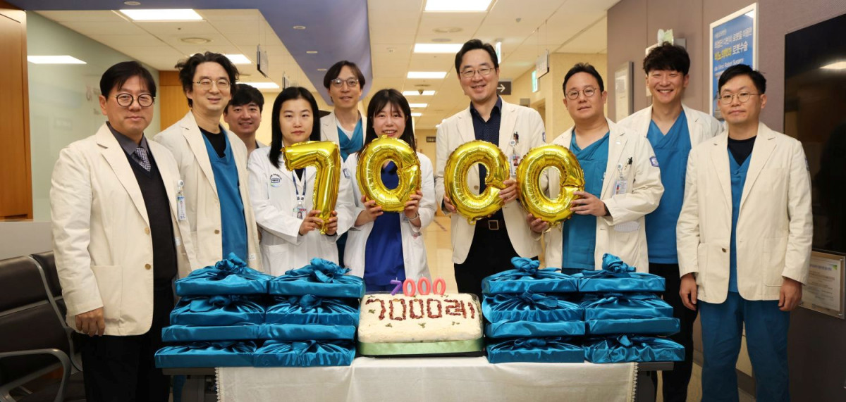 ▲서울성모병원 비뇨의학과가 이지열 병원장(가장 좌측), 하유신 비뇨의학과장(좌측에서 두 번째) 등 교원들이 참석한 가운데 ‘비뇨기 로봇수술 7000례 달성’을 기념하고 있다.  (서울성모병원)