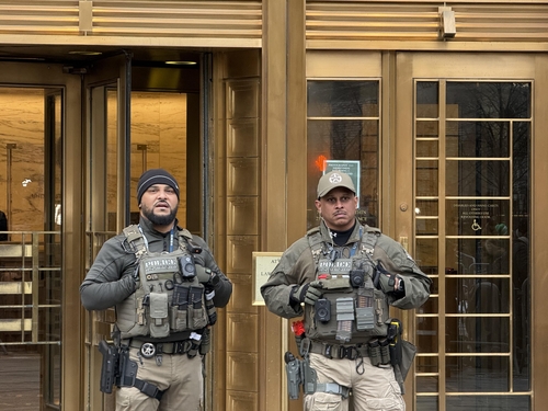 ▲ 5일(현지시간) 니콜라스 마두로 베네수엘라 대통령이 출석하는 미국 뉴욕 맨해튼 뉴욕 남부연방법원 청사 입구에서 무장경찰이 경계 태세를 갖추고 있다. (뉴욕/연합뉴스)