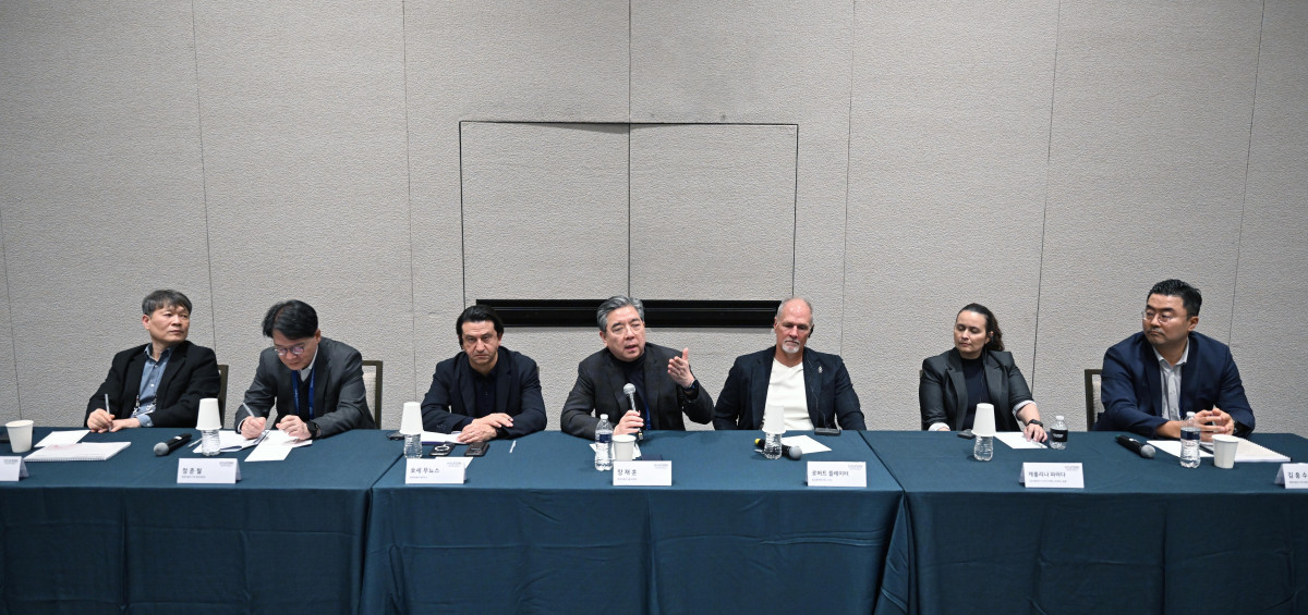 ▲(왼쪽부터) 이규석 현대모비스 대표이사(사장), 정준철 현대차·기아 제조부문장(사장), 호세 무뇨스 현대차 대표이사(사장), 장재훈 현대차그룹 부회장, 로버트 플레이터 보스턴다이나믹스 CEO, 캐롤리나 파라다 구글 딥마인드 시니어 디렉터(로보틱스 총괄), 김흥수 현대차·기아 GSO 본부장. (사진=현대차그룹)