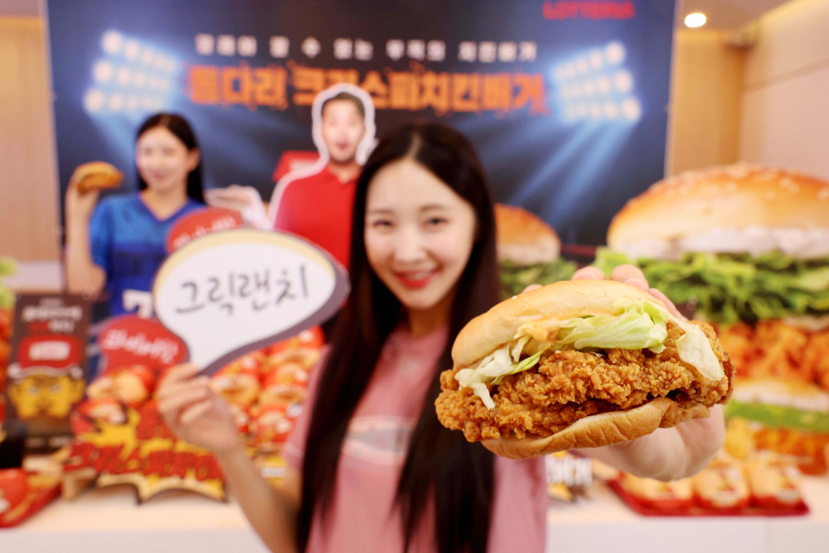 ▲롯데 GRS의 버거 프랜차이즈 브랜드 롯데리아가 6일 서울 용산구 롯데리아 숙대입구역점에서 신메뉴 ‘통다리 크리스피치킨버거’ 2종 출시 기념행사를 갖고 있다. ‘통다리 크리스피치킨버거’는 그릭랜치와 파이어핫 두 가지 맛으로 출시됐으며 통다리살 패티에 버터밀크와 쌀가루를 더해 바삭한 식감이 특징이다. 신태현 기자 holjjak@