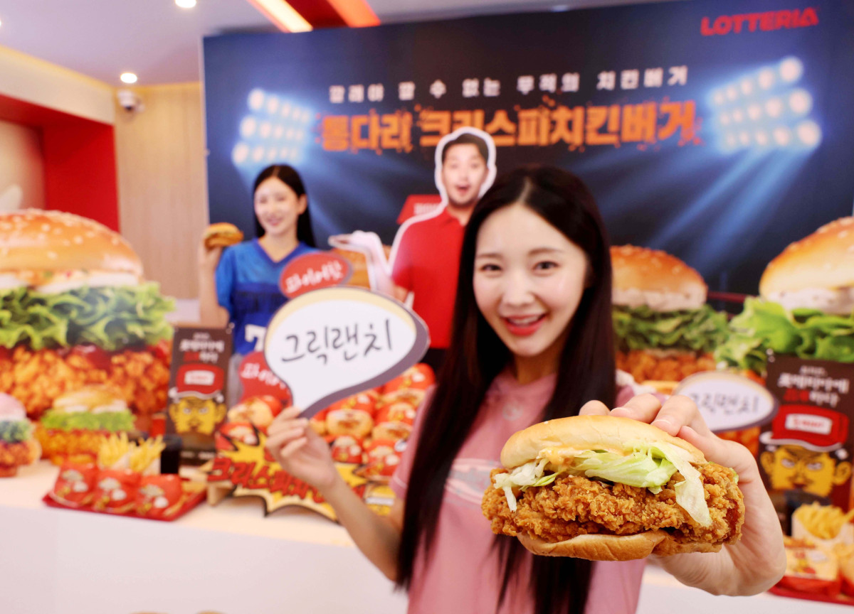 ▲롯데 GRS의 버거 프랜차이즈 브랜드 롯데리아가 6일 서울 용산구 롯데리아 숙대입구역점에서 신메뉴 ‘통다리 크리스피치킨버거’ 2종 출시 기념행사를 갖고 있다. ‘통다리 크리스피치킨버거’는 그릭랜치와 파이어핫 두 가지 맛으로 출시됐으며 통다리살 패티에 버터밀크와 쌀가루를 더해 바삭한 식감이 특징이다. 신태현 기자 holjjak@