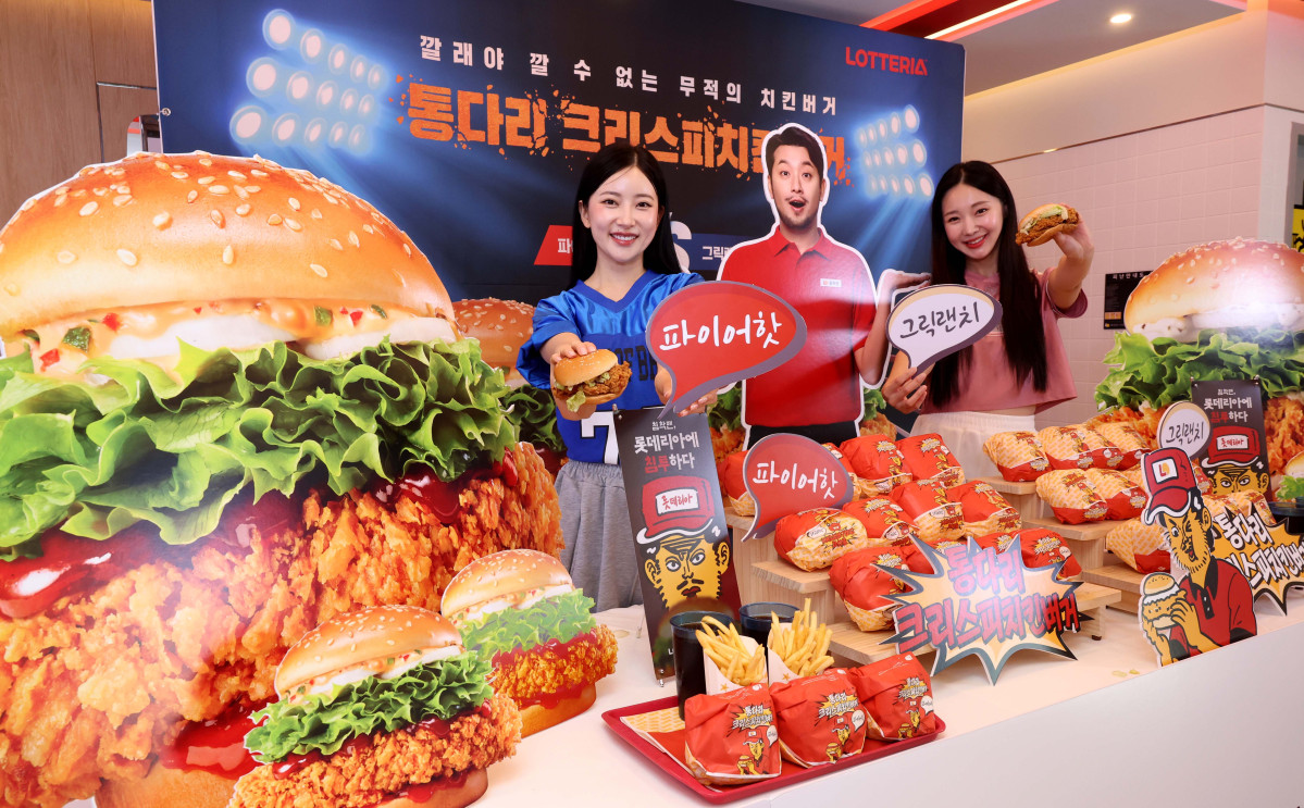 ▲롯데 GRS의 버거 프랜차이즈 브랜드 롯데리아가 6일 서울 용산구 롯데리아 숙대입구역점에서 신메뉴 ‘통다리 크리스피치킨버거’ 2종 출시 기념행사를 갖고 있다. ‘통다리 크리스피치킨버거’는 그릭랜치와 파이어핫 두 가지 맛으로 출시됐으며 통다리살 패티에 버터밀크와 쌀가루를 더해 바삭한 식감이 특징이다. 신태현 기자 holjjak@