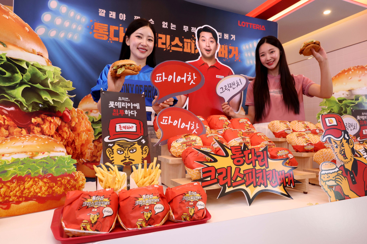 ▲롯데 GRS의 버거 프랜차이즈 브랜드 롯데리아가 6일 서울 용산구 롯데리아 숙대입구역점에서 신메뉴 ‘통다리 크리스피치킨버거’ 2종 출시 기념행사를 갖고 있다. ‘통다리 크리스피치킨버거’는 그릭랜치와 파이어핫 두 가지 맛으로 출시됐으며 통다리살 패티에 버터밀크와 쌀가루를 더해 바삭한 식감이 특징이다. 신태현 기자 holjjak@
