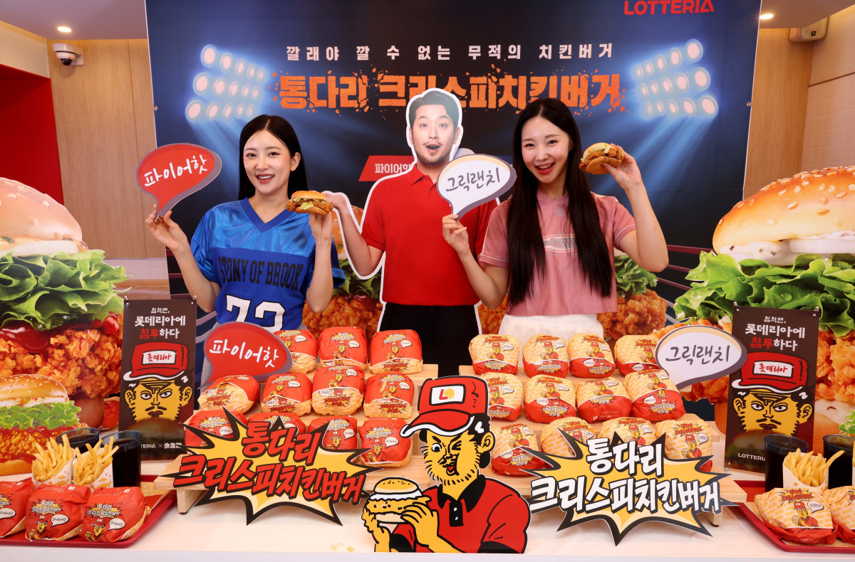 ▲롯데 GRS의 버거 프랜차이즈 브랜드 롯데리아가 6일 서울 용산구 롯데리아 숙대입구역점에서 신메뉴 ‘통다리 크리스피치킨버거’ 2종 출시 기념행사를 갖고 있다. ‘통다리 크리스피치킨버거’는 그릭랜치와 파이어핫 두 가지 맛으로 출시됐으며 통다리살 패티에 버터밀크와 쌀가루를 더해 바삭한 식감이 특징이다. 신태현 기자 holjjak@