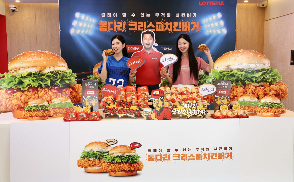 ▲롯데 GRS의 버거 프랜차이즈 브랜드 롯데리아가 6일 서울 용산구 롯데리아 숙대입구역점에서 신메뉴 ‘통다리 크리스피치킨버거’ 2종 출시 기념행사를 갖고 있다. ‘통다리 크리스피치킨버거’는 그릭랜치와 파이어핫 두 가지 맛으로 출시됐으며 통다리살 패티에 버터밀크와 쌀가루를 더해 바삭한 식감이 특징이다. 신태현 기자 holjjak@