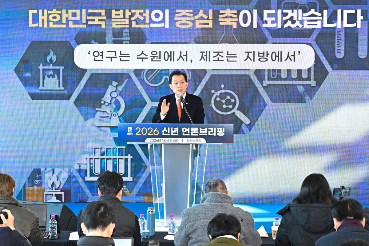 ▲이재준 수원특례시장이 수원 경제자유구역과 시민체감 정책을 중심으로 한 시정 운영 방향을 밝히고 있다. (수원특례시)