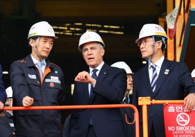 ▲지난해 10월 30일 김민석 국무총리와 마크 카니 캐나다 총리, 김동관 한화그룹 부회장(오른쪽부터)이 한화오션 거제조선소 조립공장을 시찰하고 있다.  (연합뉴스)