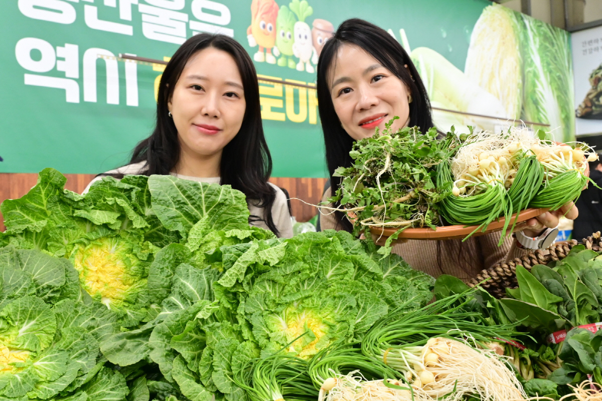 ▲6일 서울 서초구 하나로마트 양재점에서 모델들이 향긋한 봄나물을 소개하고 있다. 사진제공 농협유통