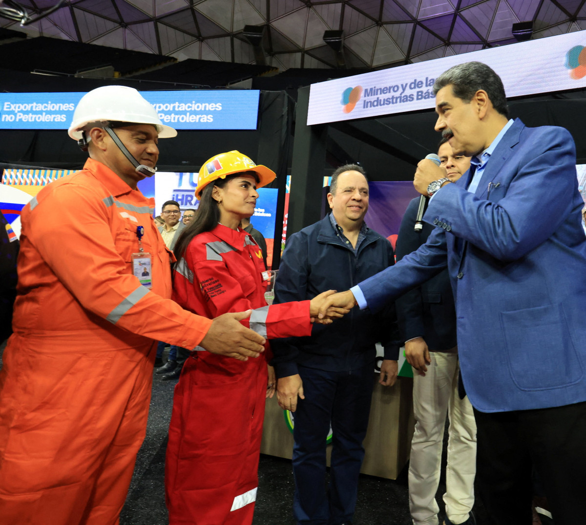 ▲니콜라스 마두로(오른쪽) 베네수엘라 대통령이 지난해 12월 22일(현지시간) 수도 카라카스에서 열린 엑스포 행사에서 베네수엘라 최대 국영 석유회사 PDVSA 직원들에게 인사를 하고 있다. (카라카스/로이터연합뉴스)