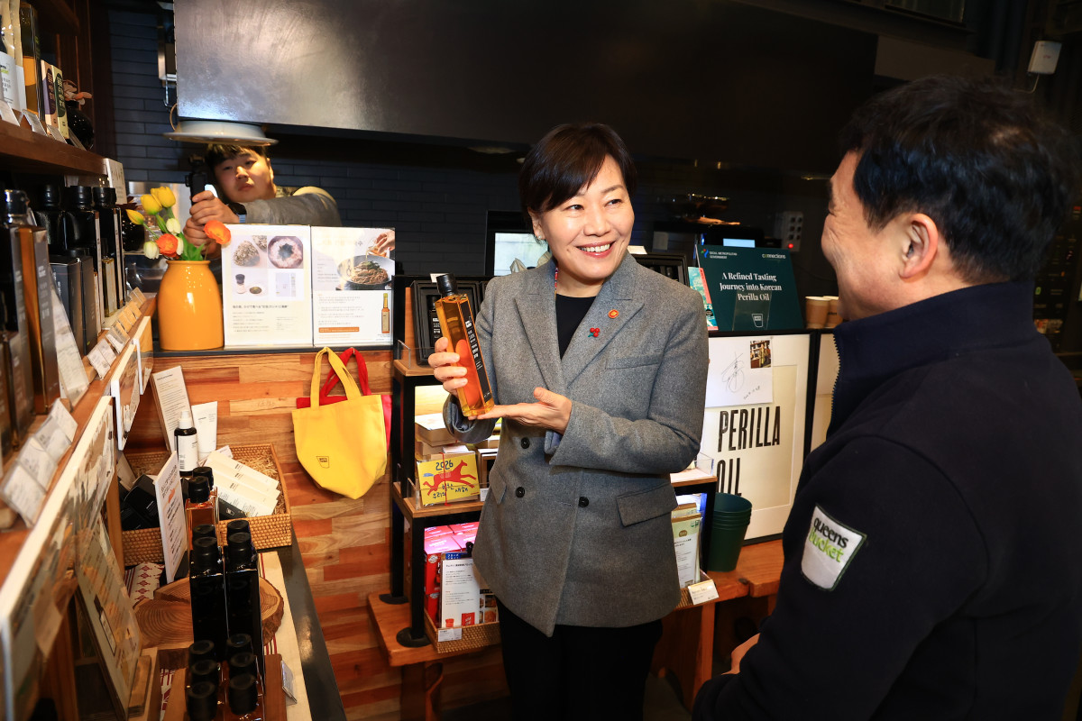 ▲송미령 농림축산식품부 장관이 6일 서울 중구에 있는 저온압착 국산 콩기름 제조업체 ‘쿠엔즈버킷’을 찾아 제조·가공시설을 둘러보고 있다. (사진제공=농림축산식품부)