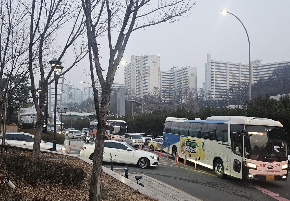 ▲서울 서초구 반포동 서울고속버스터미널 앞 사평대로에 고속버스와 승용차가 지나가고 있다. (김지영 기자 kjy42)