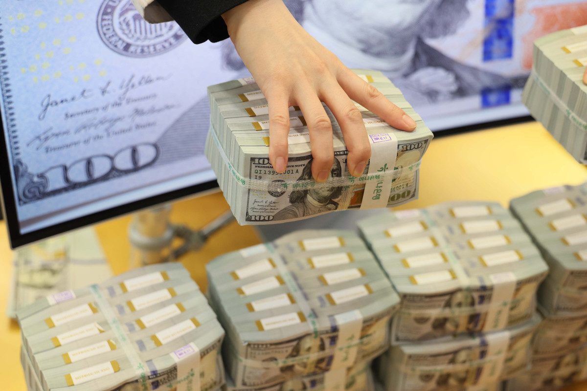 ▲외환당국의 환율 방어 영향으로 지난달 우리나라 외환보유액이 7개월만에 하락 전환하며 26억달러 감소했다. 6일 한국은행의 '2025년 12월 말 외환보유액'에 따르면 지난달 기준 우리나라 외환보유액은 4280억5000만달러로 전달 말(4306억6000만달러) 대비 26억달러 줄었다. 1500원을 위협한 고환율에 외환당국이 달러 매도 개입에 나섰고, 국민연금과의 외환스와프도 가동된 영향이다. 이날 서울 중구 하나은행 위변조대응센터에서 관계자가 보유중인 달러를 정리하고 있다. 신태현 기자 holjjak@