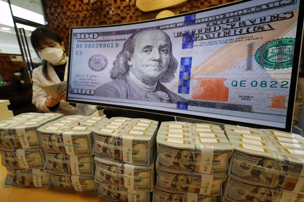 ▲외환당국의 환율 방어 영향으로 지난달 우리나라 외환보유액이 7개월만에 하락 전환하며 26억달러 감소했다. 6일 한국은행의 '2025년 12월 말 외환보유액'에 따르면 지난달 기준 우리나라 외환보유액은 4280억5000만달러로 전달 말(4306억6000만달러) 대비 26억달러 줄었다. 1500원을 위협한 고환율에 외환당국이 달러 매도 개입에 나섰고, 국민연금과의 외환스와프도 가동된 영향이다. 이날 서울 중구 하나은행 위변조대응센터에서 관계자가 보유중인 달러를 정리하고 있다. 신태현 기자 holjjak@