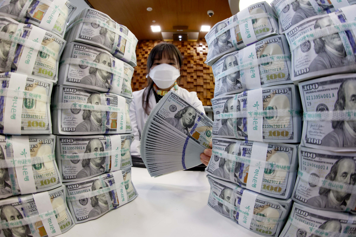 ▲외환당국의 환율 방어 영향으로 지난달 우리나라 외환보유액이 7개월만에 하락 전환하며 26억달러 감소했다. 6일 한국은행의 '2025년 12월 말 외환보유액'에 따르면 지난달 기준 우리나라 외환보유액은 4280억5000만달러로 전달 말(4306억6000만달러) 대비 26억달러 줄었다. 1500원을 위협한 고환율에 외환당국이 달러 매도 개입에 나섰고, 국민연금과의 외환스와프도 가동된 영향이다. 이날 서울 중구 하나은행 위변조대응센터에서 관계자가 보유중인 달러를 정리하고 있다. 신태현 기자 holjjak@