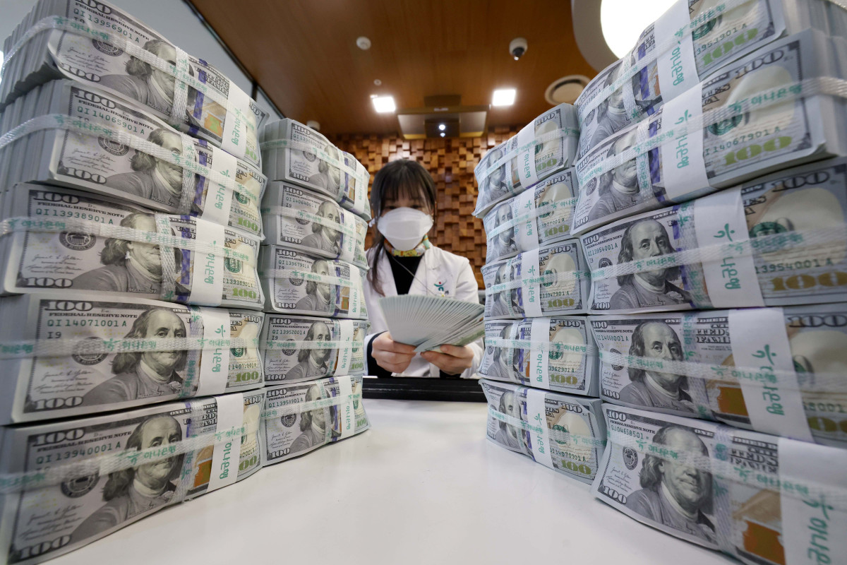 ▲외환당국의 환율 방어 영향으로 지난달 우리나라 외환보유액이 7개월만에 하락 전환하며 26억달러 감소했다. 6일 한국은행의 '2025년 12월 말 외환보유액'에 따르면 지난달 기준 우리나라 외환보유액은 4280억5000만달러로 전달 말(4306억6000만달러) 대비 26억달러 줄었다. 1500원을 위협한 고환율에 외환당국이 달러 매도 개입에 나섰고, 국민연금과의 외환스와프도 가동된 영향이다. 이날 서울 중구 하나은행 위변조대응센터에서 관계자가 보유중인 달러를 정리하고 있다. 신태현 기자 holjjak@