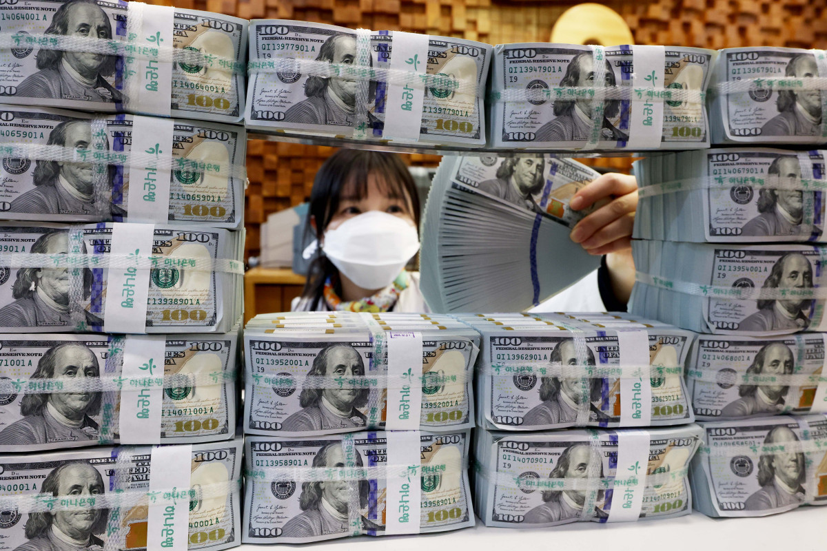 ▲외환당국의 환율 방어 영향으로 지난달 우리나라 외환보유액이 7개월만에 하락 전환하며 26억달러 감소했다. 6일 한국은행의 '2025년 12월 말 외환보유액'에 따르면 지난달 기준 우리나라 외환보유액은 4280억5000만달러로 전달 말(4306억6000만달러) 대비 26억달러 줄었다. 1500원을 위협한 고환율에 외환당국이 달러 매도 개입에 나섰고, 국민연금과의 외환스와프도 가동된 영향이다. 이날 서울 중구 하나은행 위변조대응센터에서 관계자가 보유중인 달러를 정리하고 있다. 신태현 기자 holjjak@