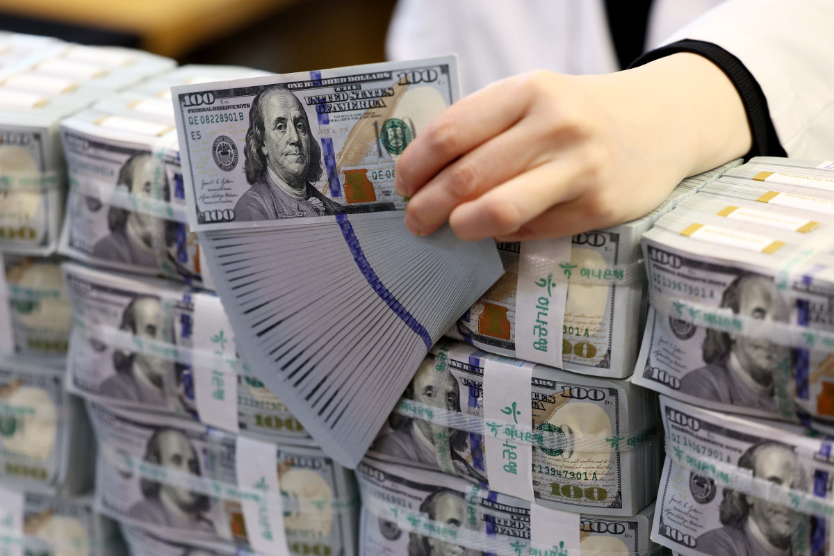 ▲외환당국의 환율 방어 영향으로 지난달 우리나라 외환보유액이 7개월만에 하락 전환하며 26억달러 감소했다. 6일 한국은행의 '2025년 12월 말 외환보유액'에 따르면 지난달 기준 우리나라 외환보유액은 4280억5000만달러로 전달 말(4306억6000만달러) 대비 26억달러 줄었다. 1500원을 위협한 고환율에 외환당국이 달러 매도 개입에 나섰고, 국민연금과의 외환스와프도 가동된 영향이다. 이날 서울 중구 하나은행 위변조대응센터에서 관계자가 보유중인 달러를 정리하고 있다. 신태현 기자 holjjak@