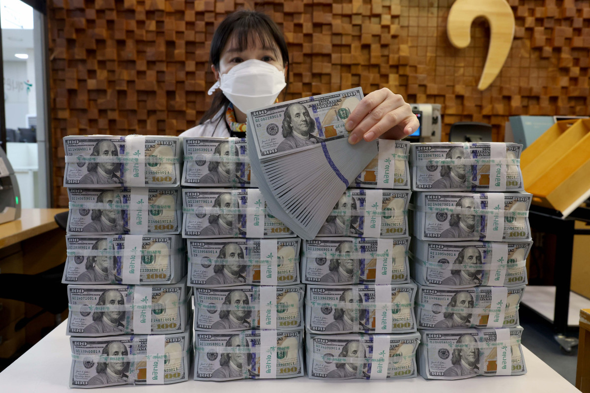 ▲외환당국의 환율 방어 영향으로 지난달 우리나라 외환보유액이 7개월만에 하락 전환하며 26억달러 감소했다. 6일 한국은행의 '2025년 12월 말 외환보유액'에 따르면 지난달 기준 우리나라 외환보유액은 4280억5000만달러로 전달 말(4306억6000만달러) 대비 26억달러 줄었다. 1500원을 위협한 고환율에 외환당국이 달러 매도 개입에 나섰고, 국민연금과의 외환스와프도 가동된 영향이다. 이날 서울 중구 하나은행 위변조대응센터에서 관계자가 보유중인 달러를 정리하고 있다. 신태현 기자 holjjak@