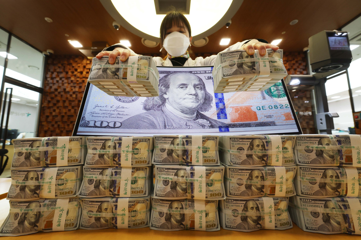 ▲외환당국의 환율 방어 영향으로 지난달 우리나라 외환보유액이 7개월만에 하락 전환하며 26억달러 감소했다. 6일 한국은행의 '2025년 12월 말 외환보유액'에 따르면 지난달 기준 우리나라 외환보유액은 4280억5000만달러로 전달 말(4306억6000만달러) 대비 26억달러 줄었다. 1500원을 위협한 고환율에 외환당국이 달러 매도 개입에 나섰고, 국민연금과의 외환스와프도 가동된 영향이다. 이날 서울 중구 하나은행 위변조대응센터에서 관계자가 보유중인 달러를 정리하고 있다. 신태현 기자 holjjak@