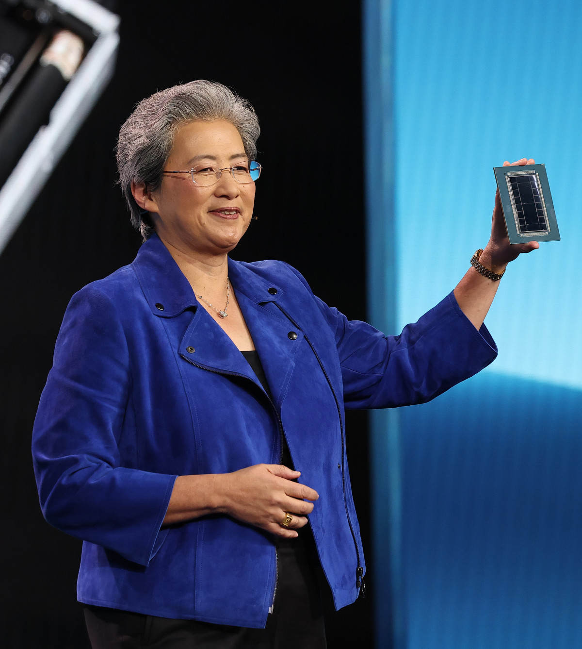 ▲<YONHAP PHOTO-2705> 칩 들어 보이는 리사 수 AMD CEO (라스베이거스=연합뉴스) 김성민 기자 = 리사 수 AMD CEO가 CES 개막을 하루 앞둔 5일(현지시간) 미국 라스베이거스 베네시안 호텔에서 키노트 연설하며 AI 칩을 들고 있다. 2026.1.6 ksm7976@yna.co.kr/2026-01-06 12:34:30/<저작권자 ⓒ 1980-2026 ㈜연합뉴스. 무단 전재 재배포 금지, AI 학습 및 활용 금지> (연합뉴스)