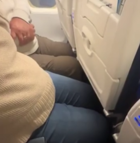 ▲좌석 간격이 비좁아 노부부 승객의 무릎이 앞좌석에 닿은 모습이다. (레딧 캡처)