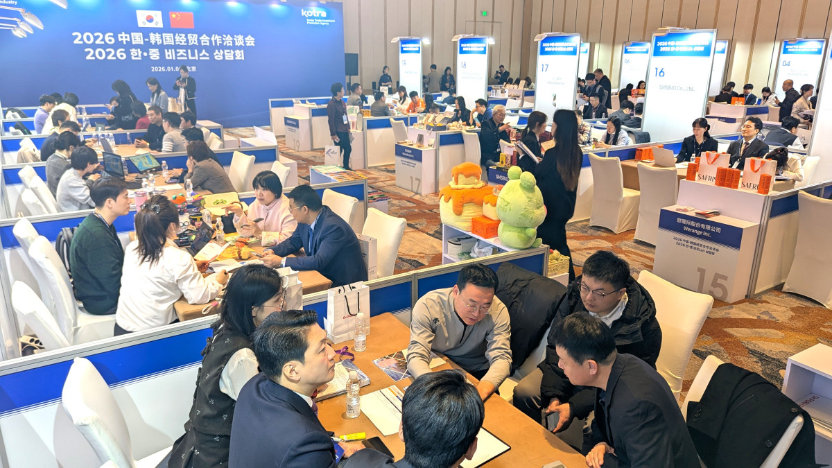 ▲코트라가 6일(현지시간) 중국 베이징 더웨스틴 호텔에서 순방 부대 경제협력 행사를 개최했다. 무역·투자 상담회인 ‘한-중 비즈니스 파트너십’에서 우리 기업 58개사가 중국 파트너와 거래 상담을 하고 있다. (사진=코트라)