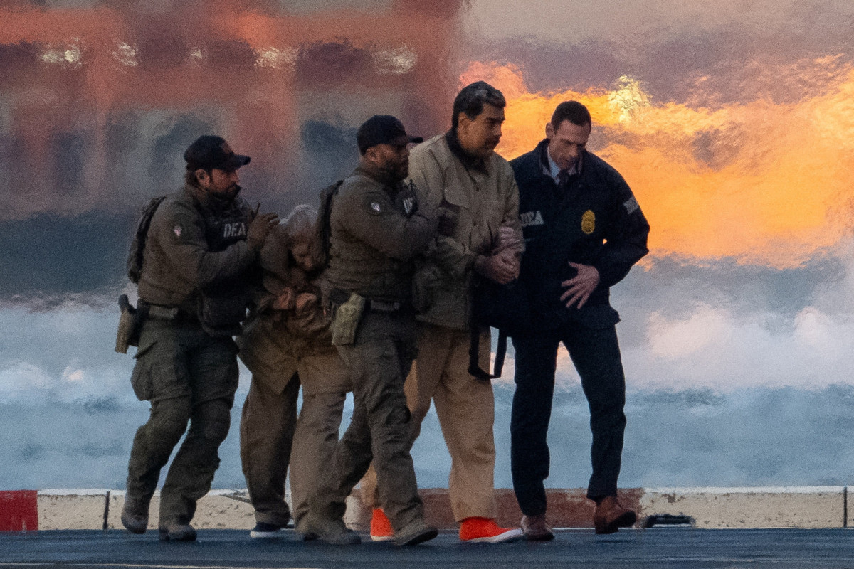 ▲5일(현지시간) 미국 뉴욕 다운타운 맨해튼 핼리포트에서 미 연방 마약단속국(DEA) 요원들이 니콜라스 마두로 전 베네수엘라 대통령과 그의 부인 실리아 플로레스를 호송하고 있다. (뉴욕/로이터연합뉴스)