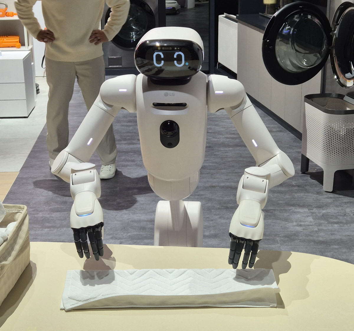 ▲LG 클로이드가 수건을 개고 있다. (박민웅 기자 pmw7001@)