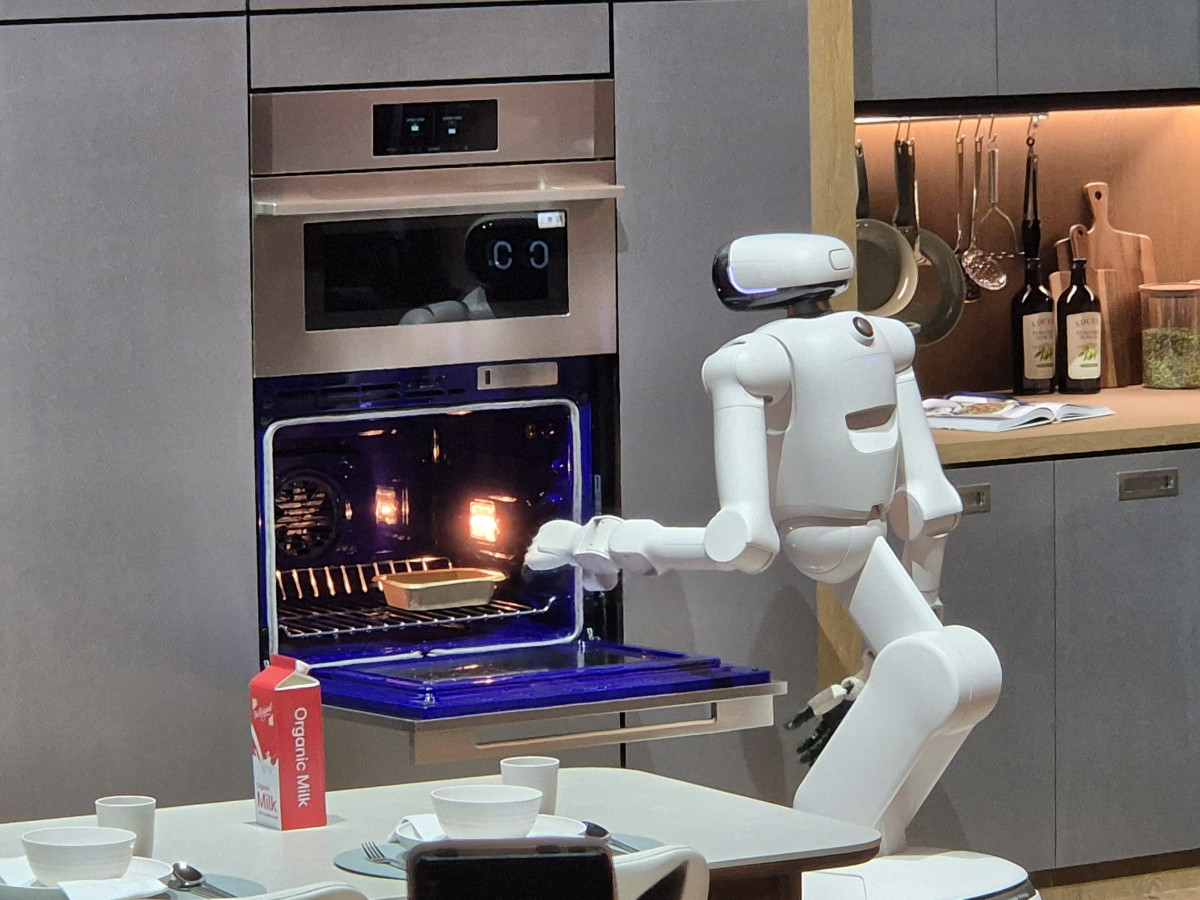 ▲LG 클로이드가 오븐에 크루와상을 넣고 있다. (박민웅 기자 pmw7001@)